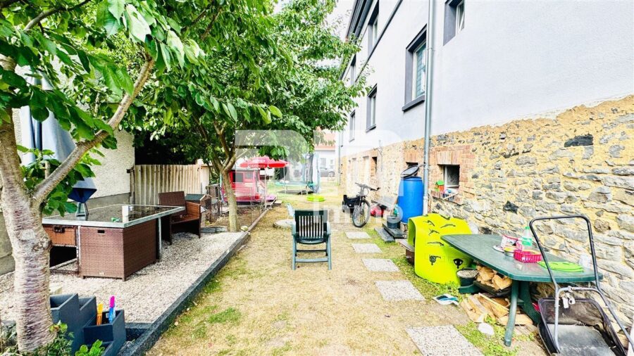 Umfangreich saniertes Gebäudeensemble mit 8 Wohneinheiten / 4 Garagen - Gartenbereich